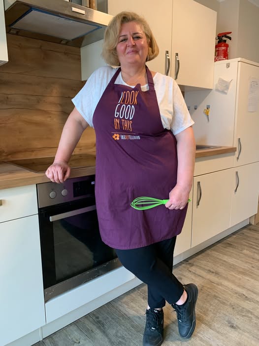 Jenan Eischoa in ihrer Küche